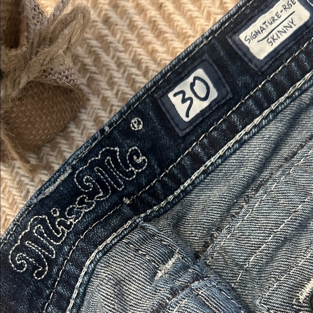 MISS ME⚜️Skinny JEANS Dark Blue Fleur-de-Lis & Crosses Size 30 JP5579S2 - Picture 2 of 14